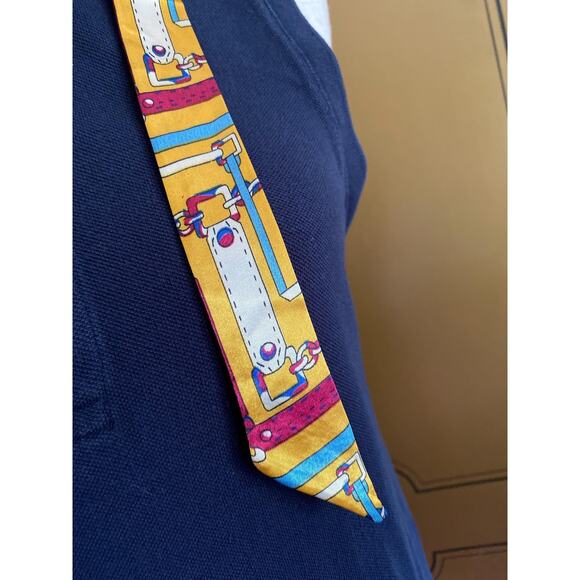 Thin scarf with chain and straps pattern - Picture 4 of 4